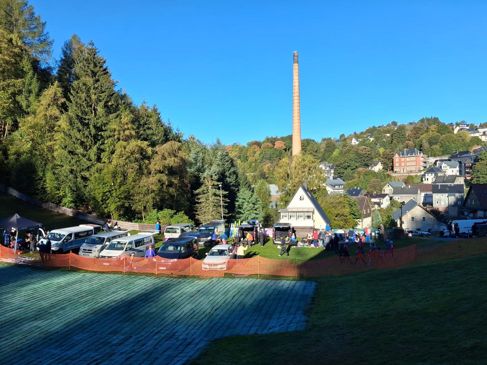 Die Teambusse parken im Auslauf der Schanze