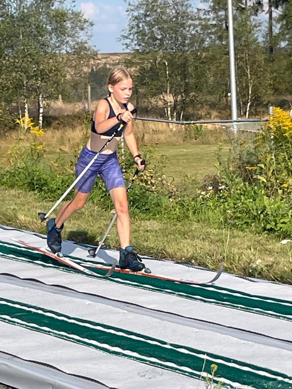 Athletin beim Skilanglauf auf der Sommerloipe in Lauscha
