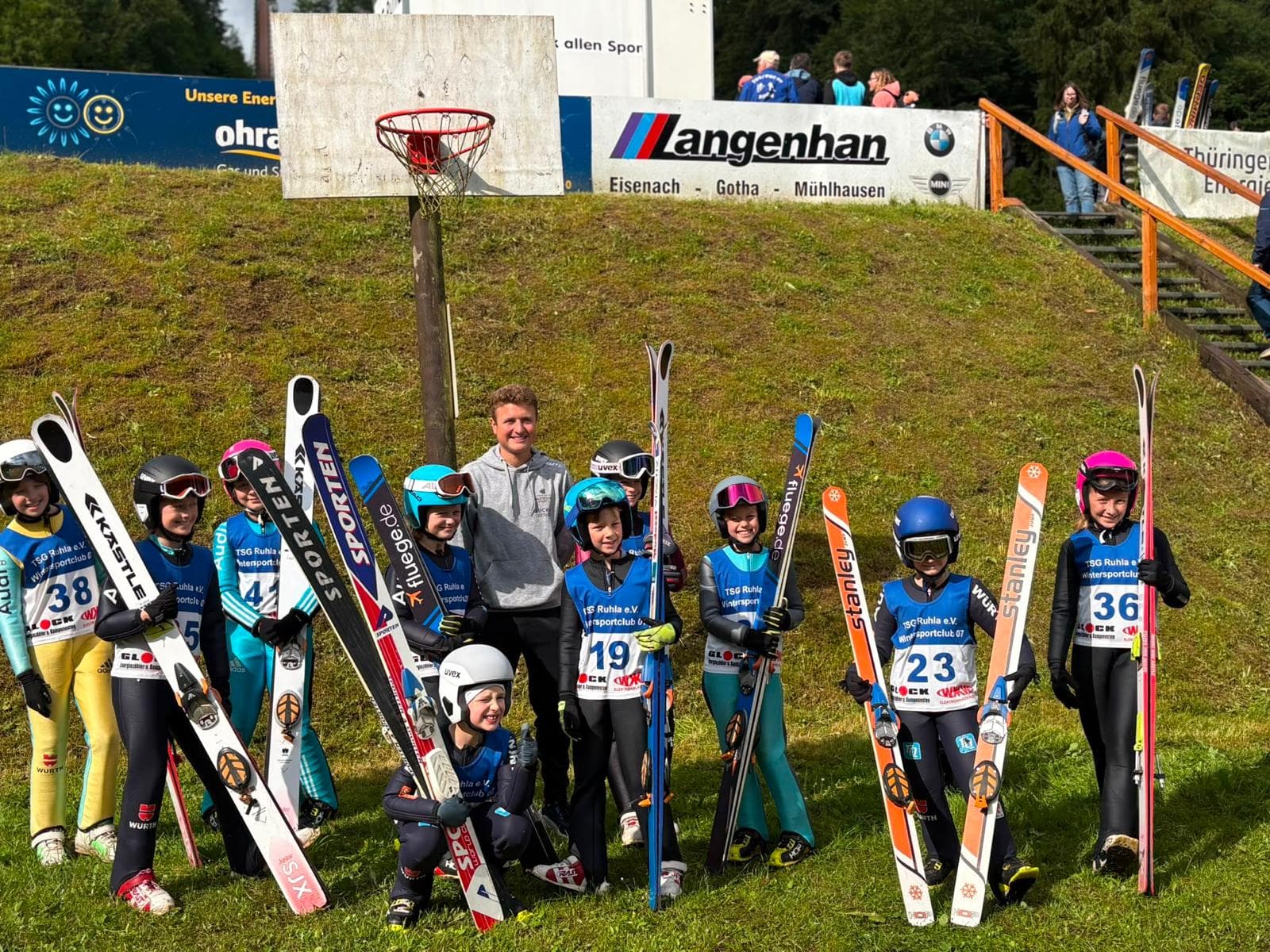 Gruppenfoto beim Skispringen-Wettkampf